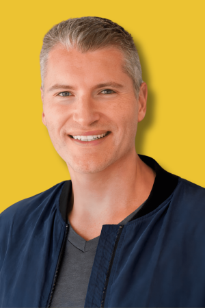 BrianWilliamson_Storyselling_Coach_Consultant_Speaker_LinkedinHeadshotyellow - Brian Williamson